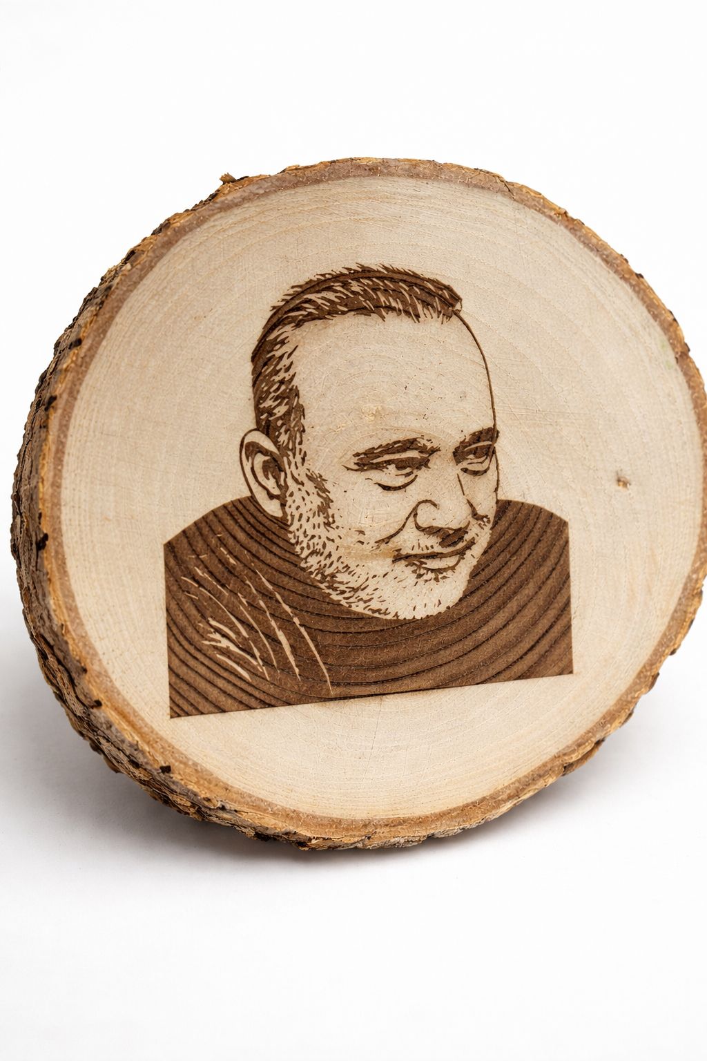 Erkek portresi doğal ağaç kütüğüne lazer işleme ile yapılmış kişiye özel tasarım