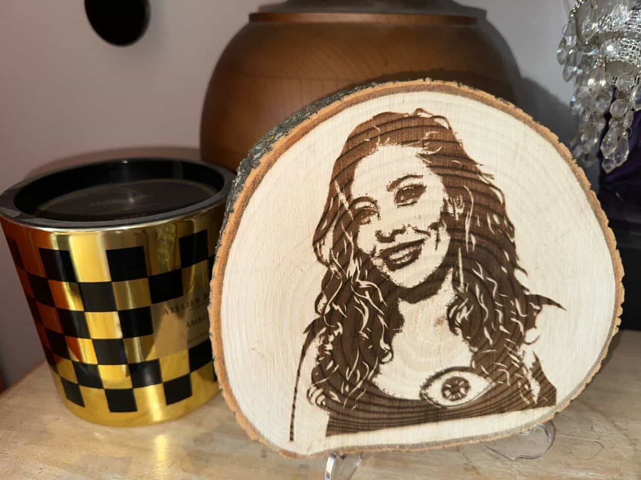 Müşteri fotoğrafı lazer kazıma ile doğal ahşap kütük tablo üzerine işlenmiş portre tasarımı